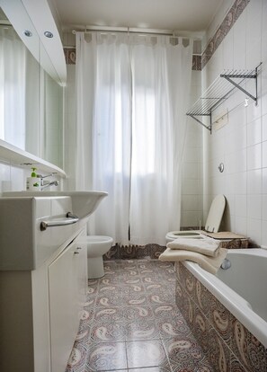 Appartement, 3 chambres | Salle de bain | Ensemble douche/baignoire, baignoire relaxante profonde