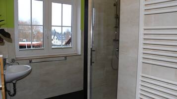 Dusche, Haartrockner, Handtücher, Seife