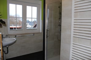 Shower, hair dryer, towels, soap - Vacation apartment with roof terrace; bed linen, towels, WLAN and two bicycles (Malchow)