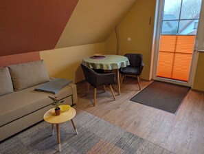 智能电视、书、立体声音响