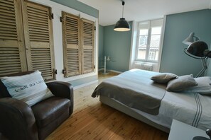 Decoración personalizada, muebles diferentes y cortinas blackout 