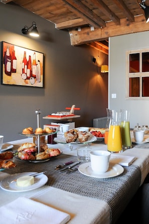 Free daily buffet breakfast