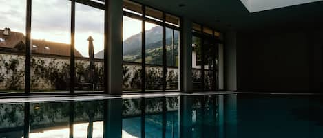 Indoor pool, pool loungers