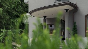 Un edificio moderno con un balcón y el nombre 'A'nett' a la vista.