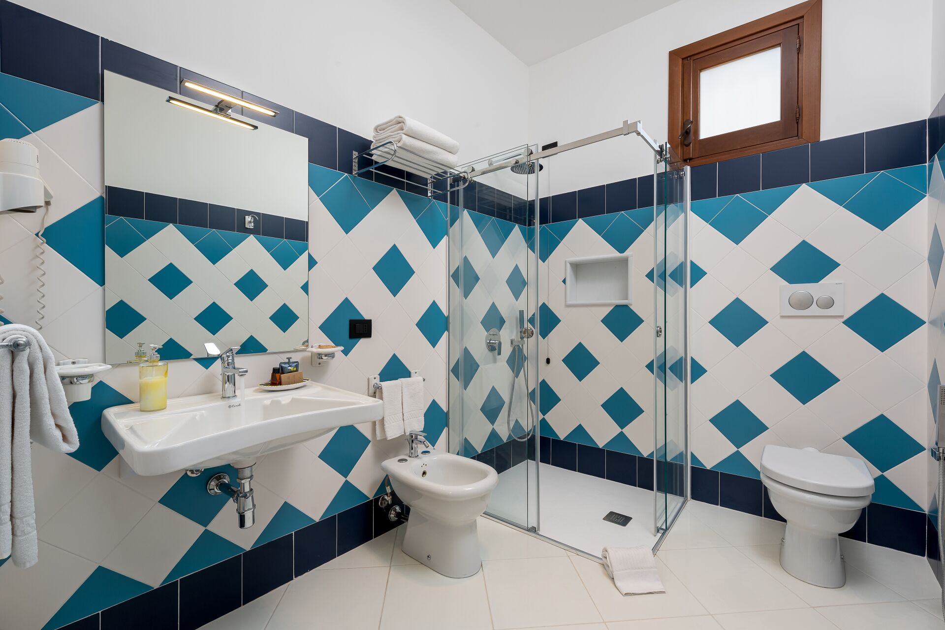 junior room | bathroom | shower, deep-soaking bathtub, rainfall showerhead, free toiletries