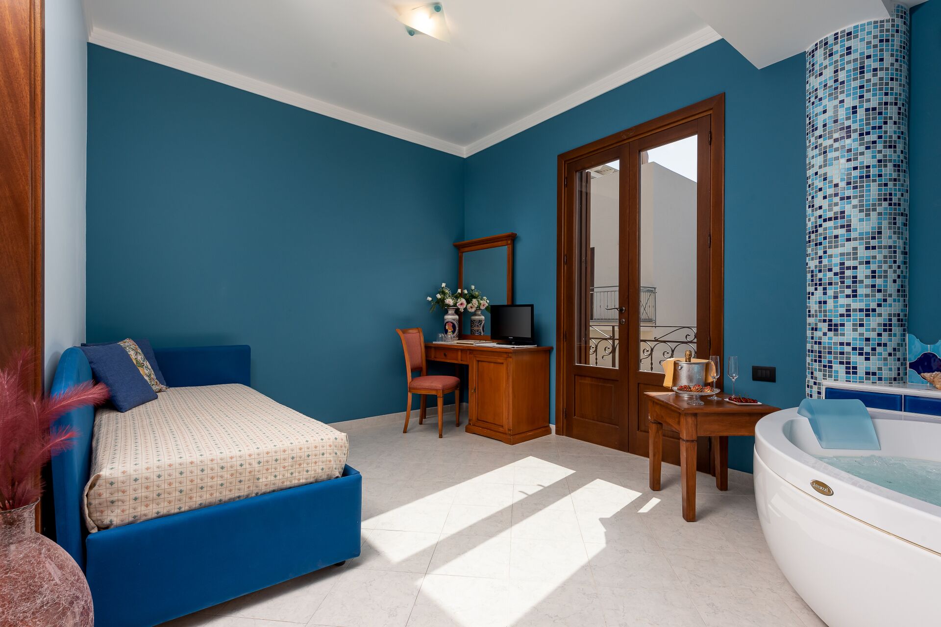 royal studio suite (veranda) | premium bedding, minibar, desk, free wifi