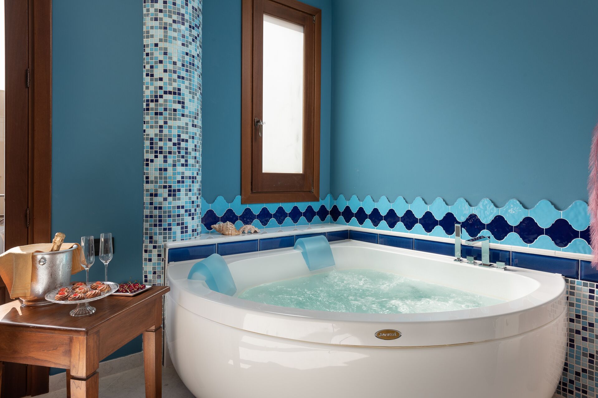 royal studio suite (veranda) | bathroom | shower, deep-soaking bathtub, rainfall showerhead, free toiletries