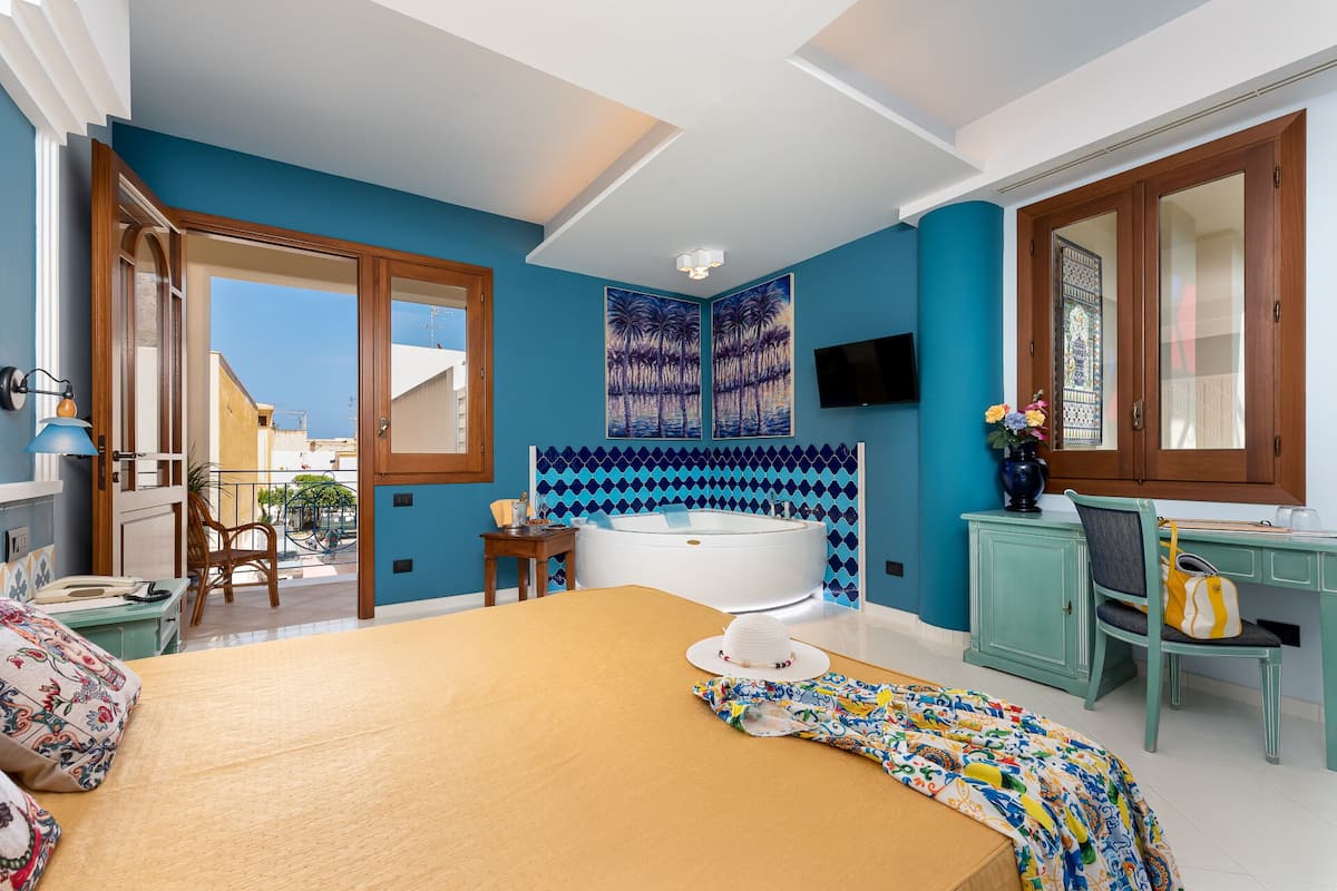 junior room | premium bedding, minibar, desk, free wifi