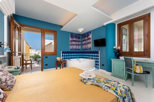 Ein Schlafzimmer mit einem großen Bett, einer Badewanne, einem Schreibtisch und einem Sessel.