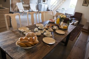 Daily continental breakfast for a fee - B&B Logeren bij van Heeren (Made)