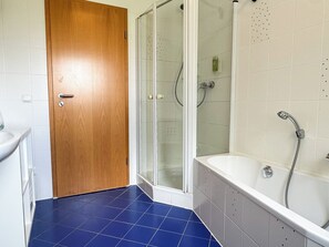 Apartment, 2 Bedrooms, Balcony | Bathroom | Separate bathtub and shower, free toiletries, hair dryer, towels - Ferienwohnung Weiher nähe Nürnberg Messe (Schwanstetten)