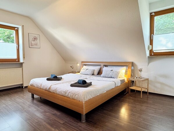 2 bedrooms, desk, laptop workspace, iron/ironing board - Ferienwohnung Weiher nähe Nürnberg Messe (Schwanstetten)