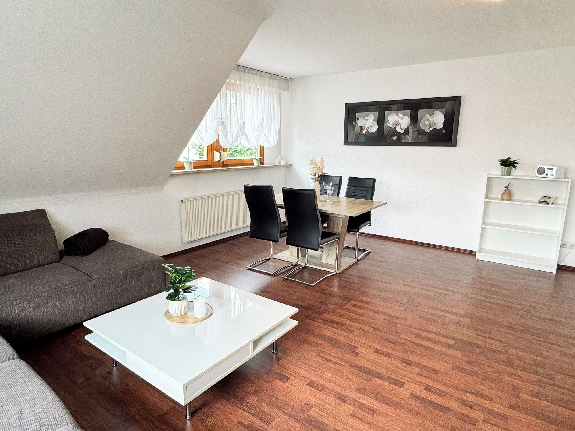 Apartment, 2 Schlafzimmer, Balkon | Wohnbereich | 50-Zoll-Smart-TV mit Satellitenempfang, Videospielkonsole