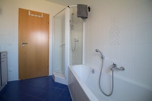Lägenhet - 2 sovrum - balkong | Badrumsbekvämligheter | Badkar och dusch, gratis toalettartiklar, hårtork och handdukar