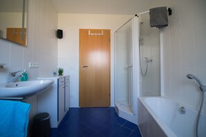 Apartment, 2 Bedrooms, Balcony | Bathroom - Ferienwohnung Weiher nähe Nürnberg Messe (Schwanstetten)