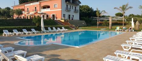 Außenpool, Liegestühle