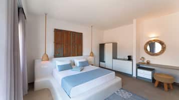 Deluxe kamer, balkon | 1 slaapkamer, een kluis op de kamer, een bureau, geluiddichte muren
