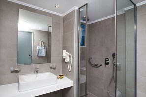 Shower, hair dryer, towels - Lindos Portes Suites - Adults Only (Rhodes)