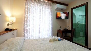 Minibaari, tallelokero huoneessa, työpöytä, äänieristys