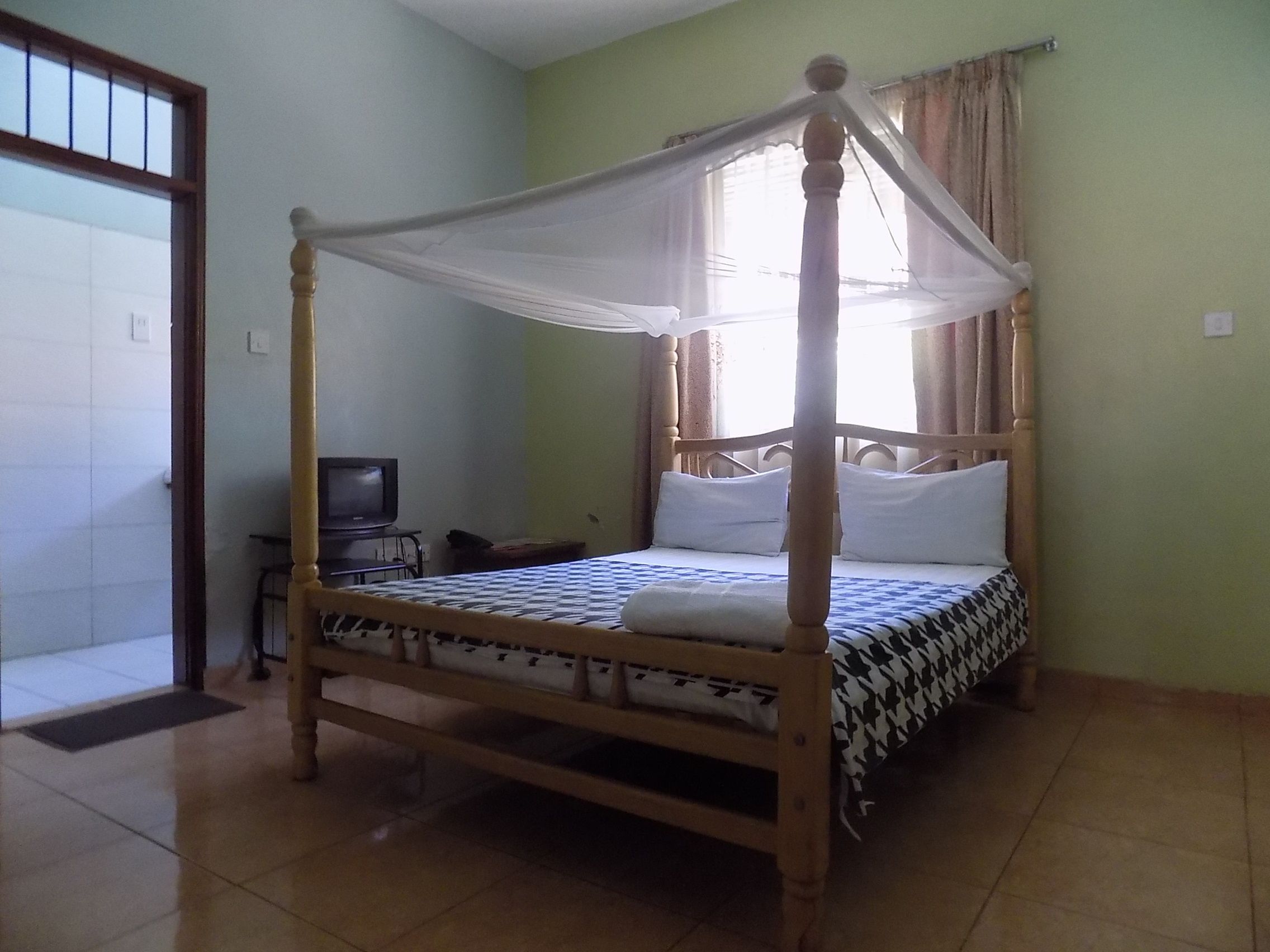 مكتب وواي فاي مجانًا وملاءات أسرّة