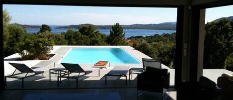 Piscine à débordement