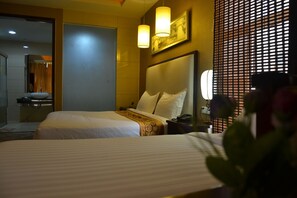 Premium bedding, minibar, in-room safe, desk - Kololo Courts Hotel & Restaurant (Kampala)