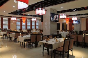 Menyajikan hidangan lokal dan internasional