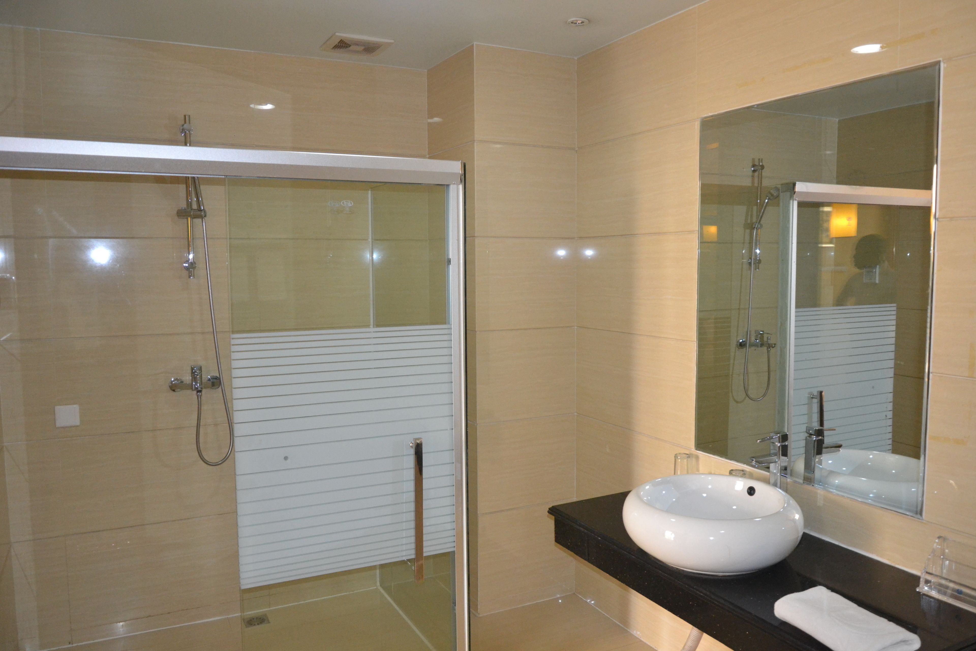 Bañera profunda, artículos de tocador gratuitos, secador de pelo