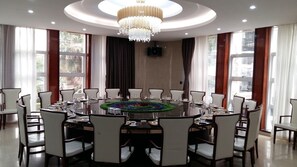 Breakfast, lunch, dinner served; local and international cuisine 