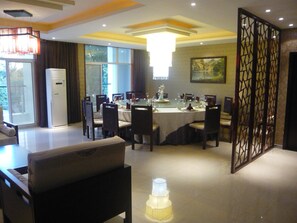 Breakfast, lunch, dinner served; local and international cuisine  - Kololo Courts Hotel & Restaurant (Kampala)