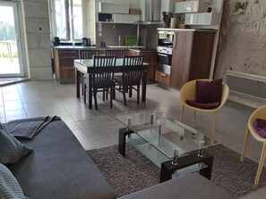 Una televisión, un reproductor de DVD