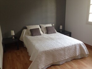 4 makuuhuonetta, työpöytä, silitysrauta/-lauta, ilmainen Wi-Fi