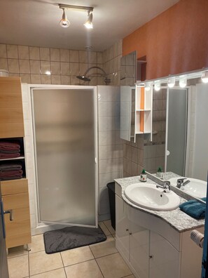 Ducha, artículos de higiene personal gratuitos y toallas