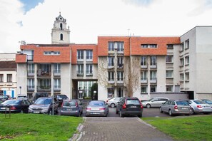 Two bedroom apartment in Pilies street nr.23 | 1 室のベッドルーム、高級寝具、デスク、アイロン / アイロン台