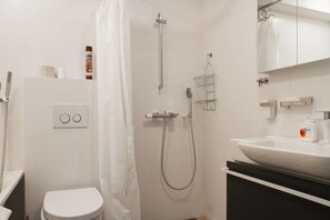 Two bedroom apartment in Pilies street nr.23 | Bad | Dype avslapningsbadekar, toalettartikler (inkludert) og hårføner