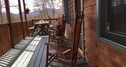 Cabane romantique au sommet d'une montagne avec bain Ă remous, porches enveloppants et vues incroyables