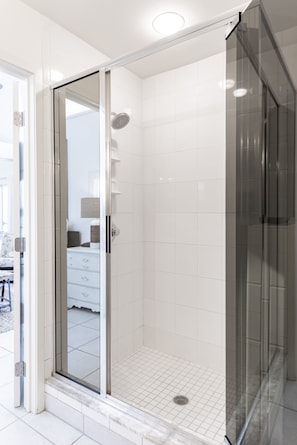 Shower, hair dryer, towels, soap - The River's Edge Oasis...Relax & unwind...Casual luxury close to downtown Lville (Louisville)