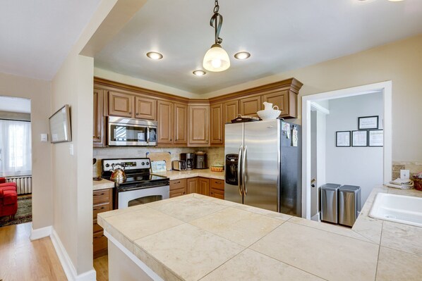 ثلاجة، ميكروويف، فرن، موقد طهي مسطح