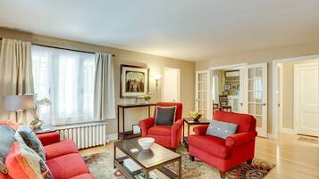 Smart TV, fireplace, DVD player, books