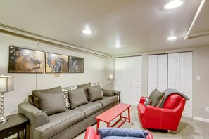 تلفزيون ذكي، مدفأة، مشغل دي في دي، كُتُب