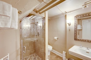 Ensemble douche/baignoire, sĂšche-cheveux, serviettes fournies, savon
