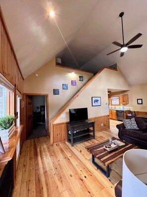 تلفزيون ذكي، مدفأة، كُتُب