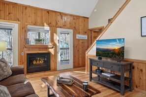 Smart TV, fireplace, books - Fox's Den. 2 bd 2 ba sleeps 6. Near Gatlinburg and the Arts and Crafts Community (Gatlinburg)
