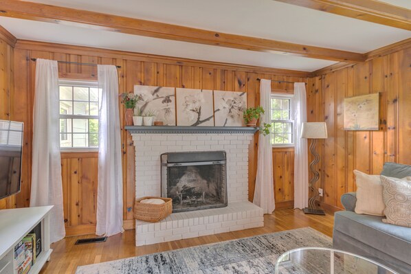 TV, fireplace, books, stereo - Country escape in the heart of the Blue Ridge Mountains (Afton)