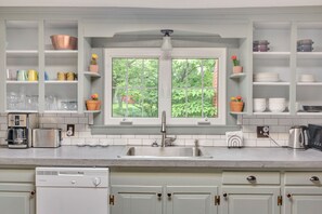 Fridge, microwave, oven, stovetop - Country escape in the heart of the Blue Ridge Mountains (Afton)