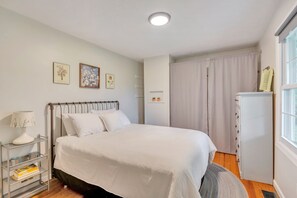 4 bedrooms, iron/ironing board, internet, bed sheets