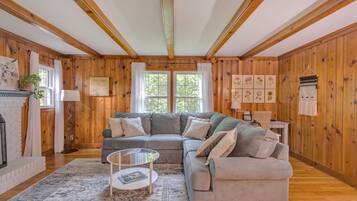 Televisión, chimenea, libros y estéreo