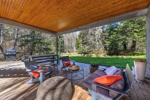 Outdoor dining - Neal Creek Retreat - Urban Design, Gorgeous Rural Natural Surroundings (Hood River)