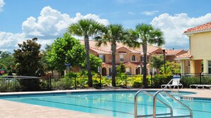 Una piscina al aire libre, tumbonas