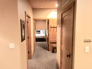 2 chambres, fer et planche à repasser, Wi-Fi, draps fournis